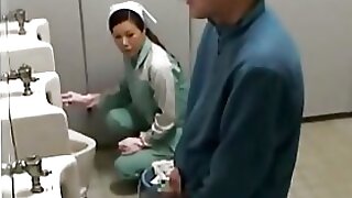 Подглядывает
